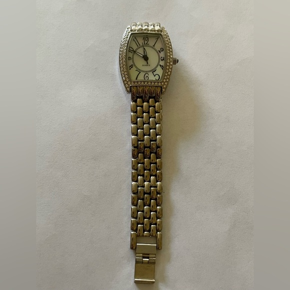 AVON Quartz Crystal Rhinestone Silver Tone Link Bezel Watch – Classic Style - Picture 8 of 9
